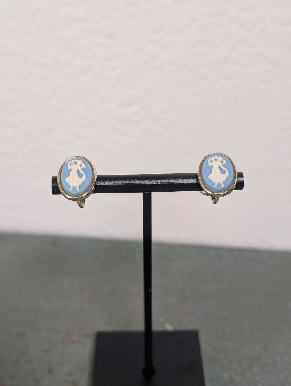 Vtg Longcraft Wedgewood Style Earrings Blue/White Cameo Silver Tone Screw Back